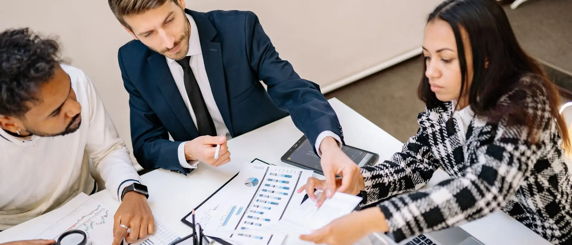 Reunião de equipe analisando indicadores de compras