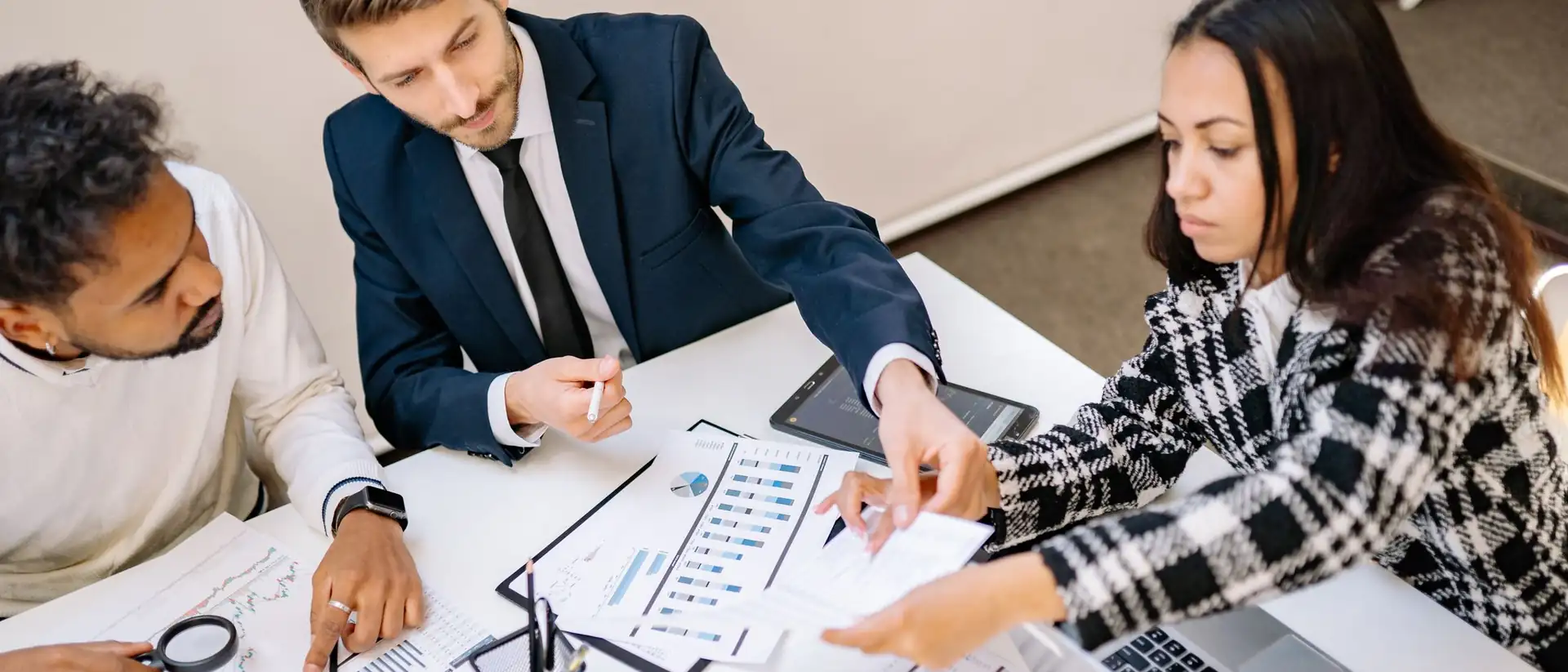 Equipe de compras revisando cotações e indicadores